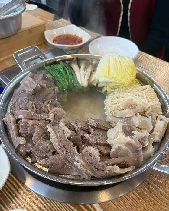 수육전골에 있는 다양한 고기 부위