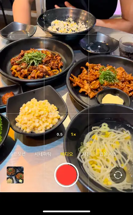 푸짐하게 차려진 닭발 한 상