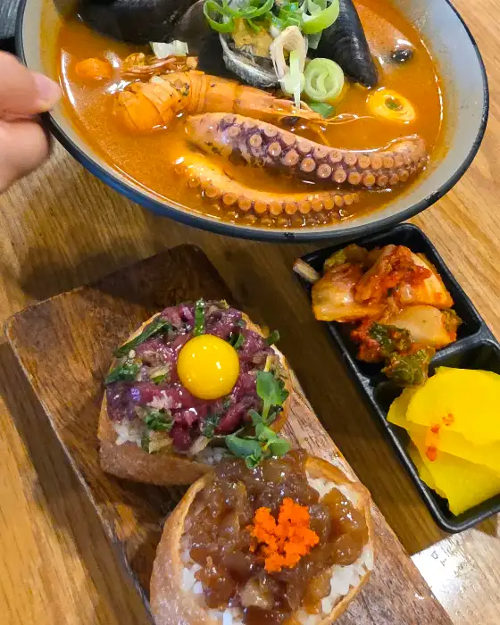 문어라면과 말육회 유부초밥