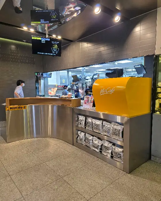 맥카페 코너와 진열대
