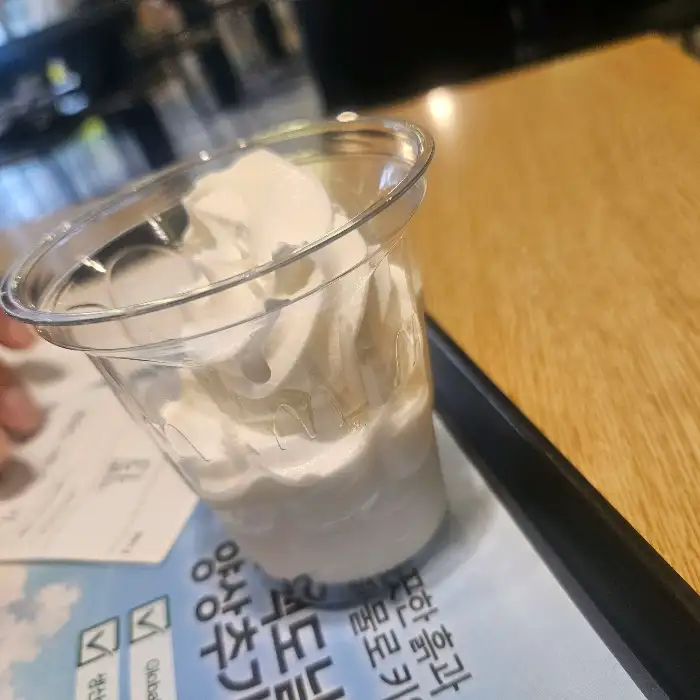 투명 컵에 담긴 부드러운 아이스크림