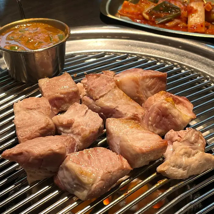 앞접시에 담긴 고기와 멜젓, 갈치속젓