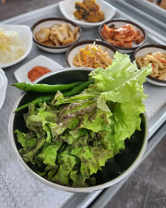 갈치조림이 담긴 냄비와 밥, 밑반찬 모습