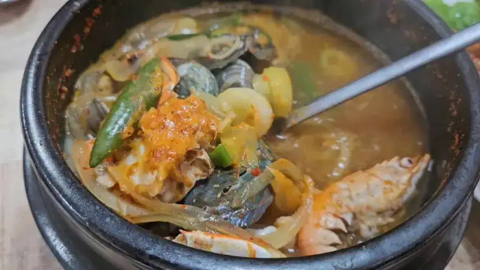 싱싱한 해산물과 전복이 가득한 해물 전복 뚝배기