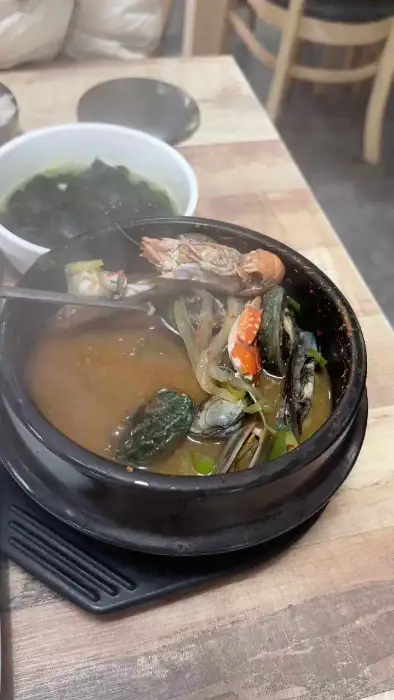국물이 시원하고 맛있는 해물 전복 뚝배기
