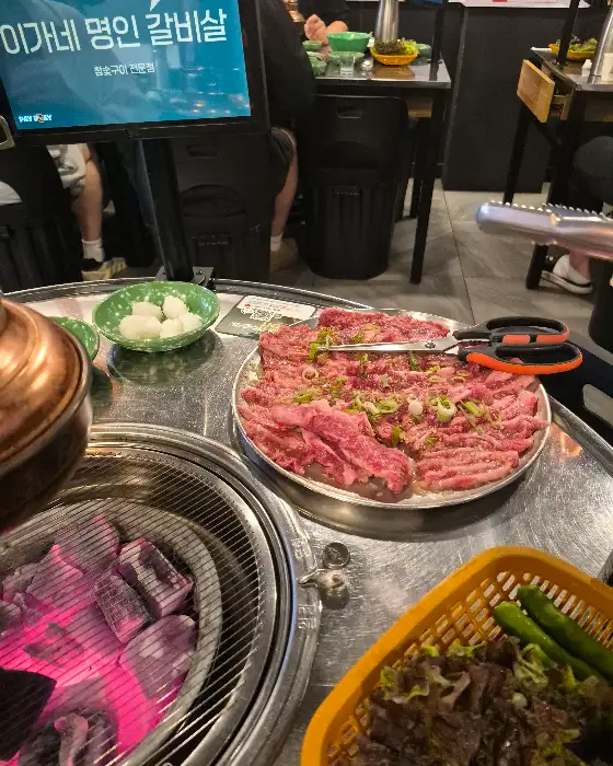 다양한 반찬과 함께 준비된 갈비살