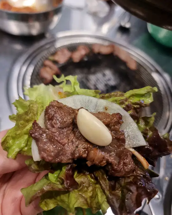 상추쌈에 싸인 갈비살 한 점
