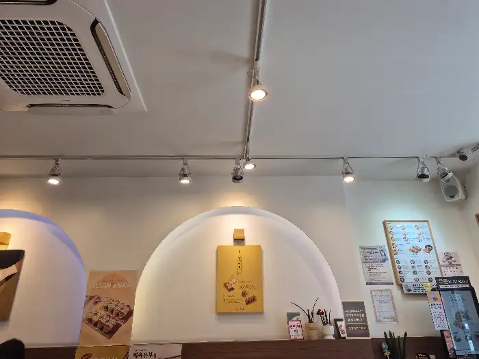 매장 내부 벽면에 부착된 메뉴판 및 안내문