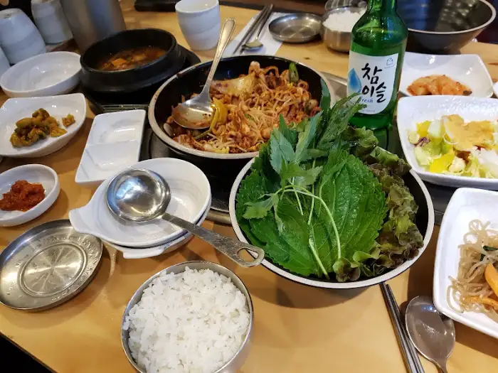 푸짐하게 차려진 밑반찬과 쌈채소