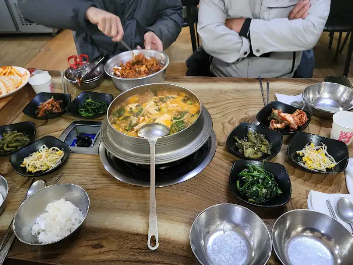 숯불 위에서 먹음직스럽게 익어가는 소고기