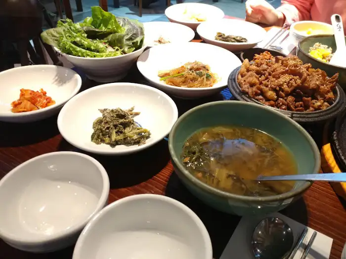 식탁 가득 차려진 다양한 소고기 요리들