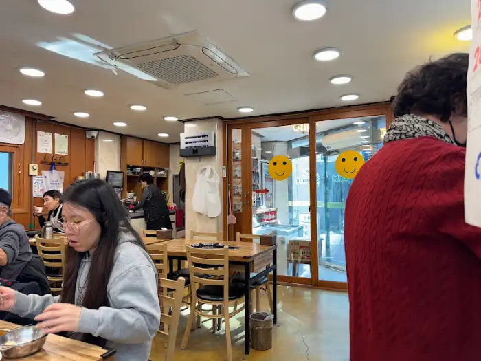 가게 안의 풍경. 다른 손님들도 식사 중이며, 편안한 분위기이다.