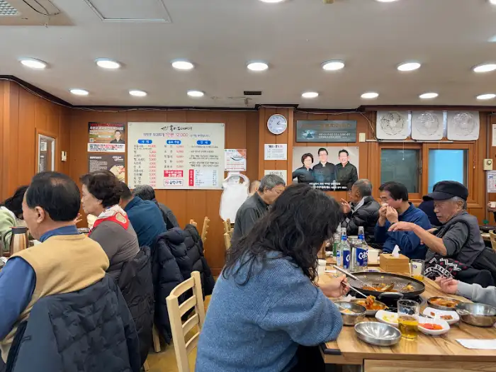 가게 안의 모습. 여러 테이블에 손님들이 앉아 식사하고 있다.
