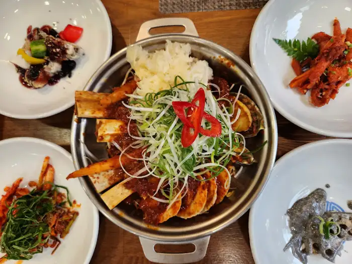 정갈하게 차려진 한정식 코스 요리
