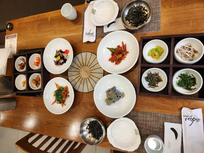 테이블에 차려진 다양한 반찬과 요리들