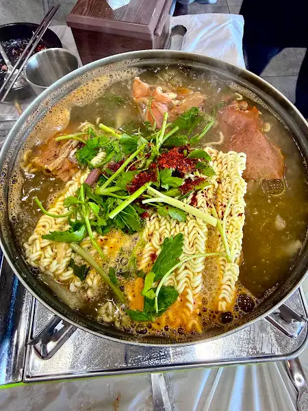 따뜻한 조명 아래 보글보글 끓고 있는 아구찜 냄비