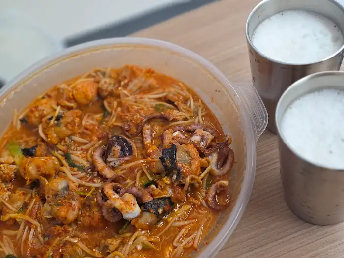 두 개의 컵에 담긴 시원한 음료와 푸짐한 아구찜