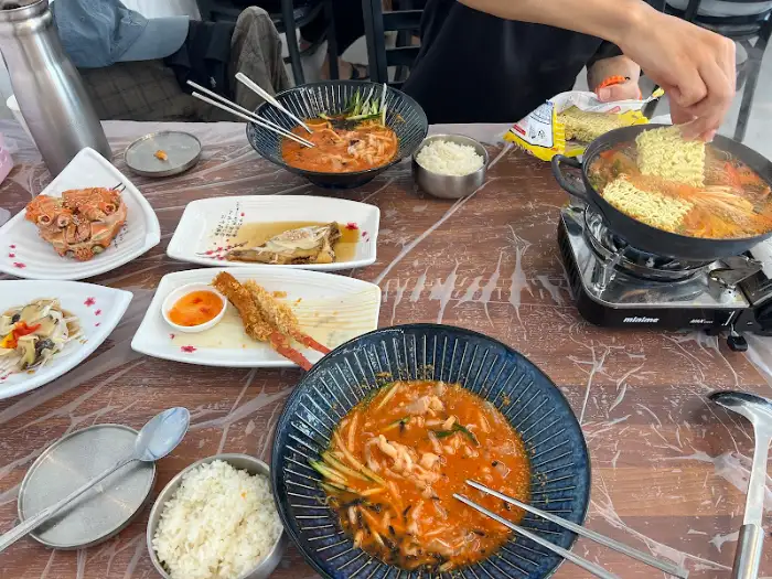 다양한 해산물 요리가 차려진 테이블 풍경