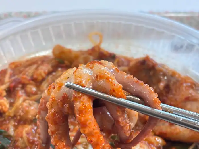 신선한 낙지 다리가 돋보이는 아구찜