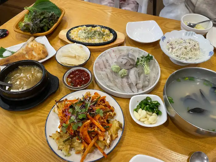 다양한 해산물 요리와 곁들임