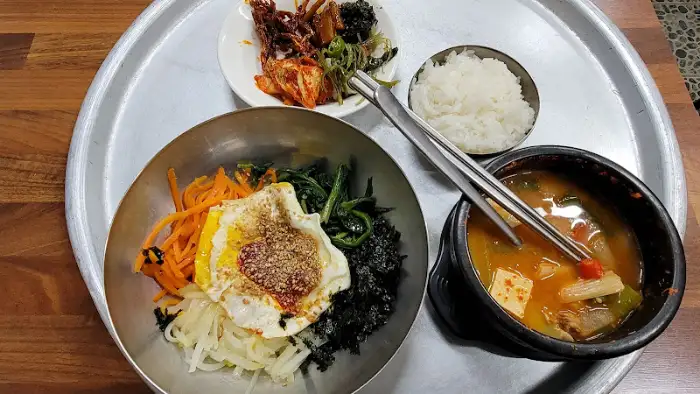 비빔밥과 된장찌개