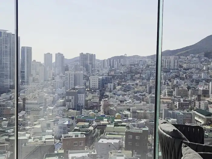 통창으로 보이는 부산 동구의 도시 풍경