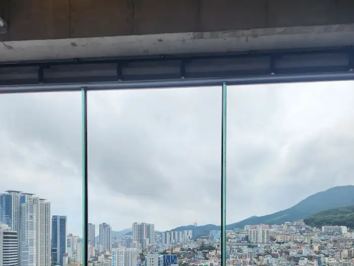 흐린 날씨의 도시 풍경이 보이는 창밖