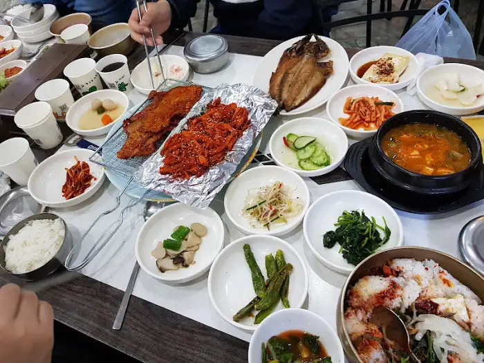 붉은 양념이 먹음직스러운 고추장 삼겹살