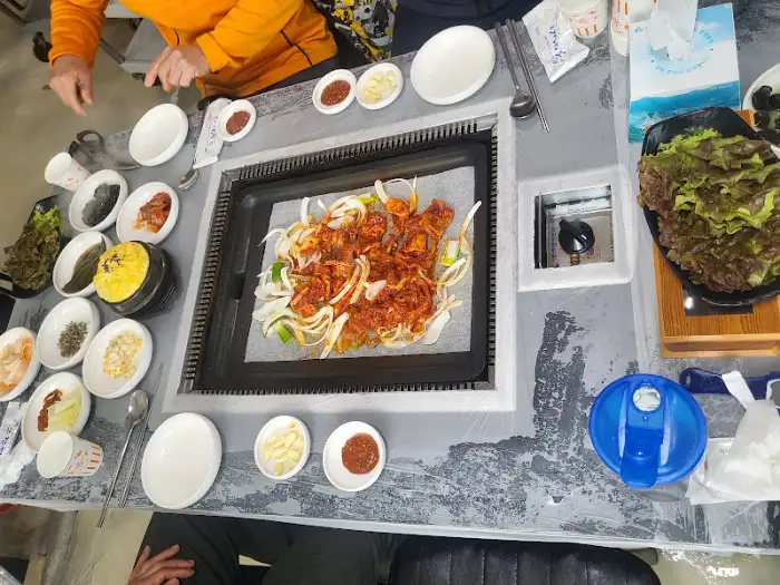 구수한 된장찌개와 여러 가지 반찬들