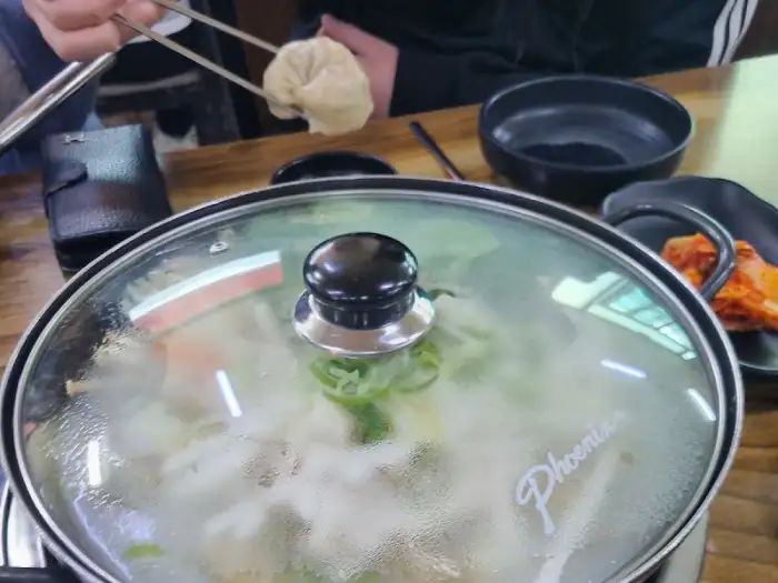 끓고 있는 만두전골