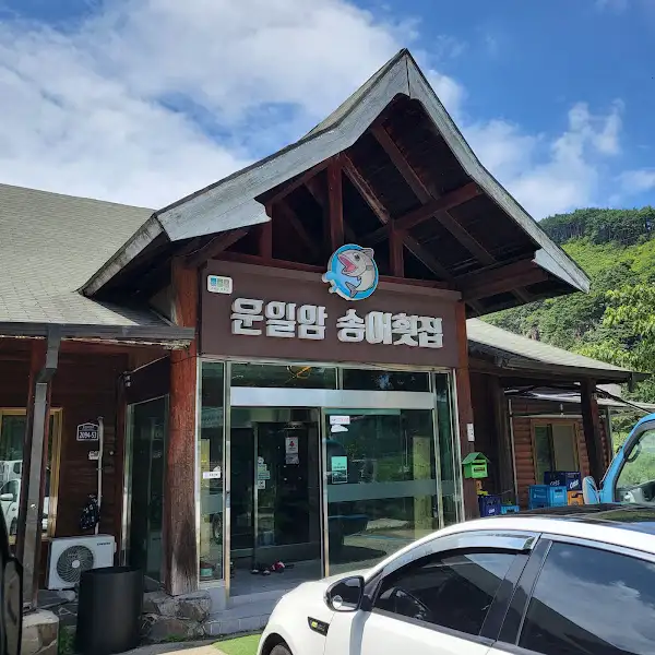 깔끔하게 차려진 백반 한 상