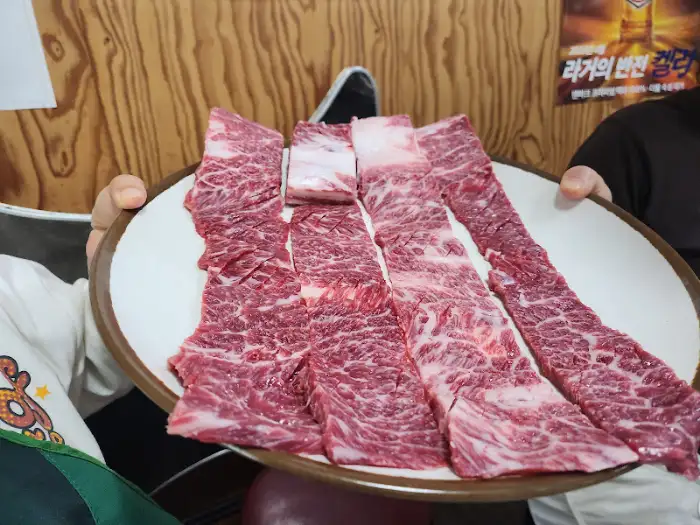 정갈하게 플레이팅된 생갈비 조각들