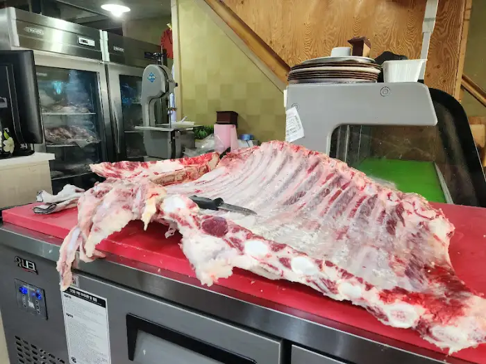 정육실에 보관된 신선한 고기