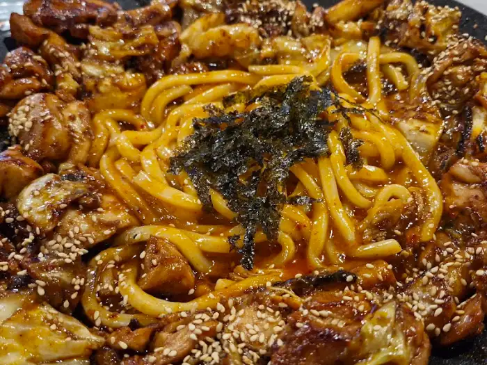닭갈비와 우동 사리, 김가루가 어우러진 모습