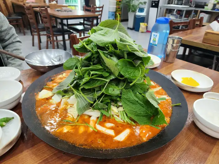 매장 내부 전경 및 테이블 세팅