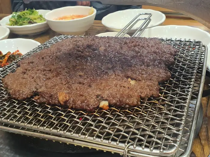 돌돌 말린 언양 불고기와 신선한 채소
