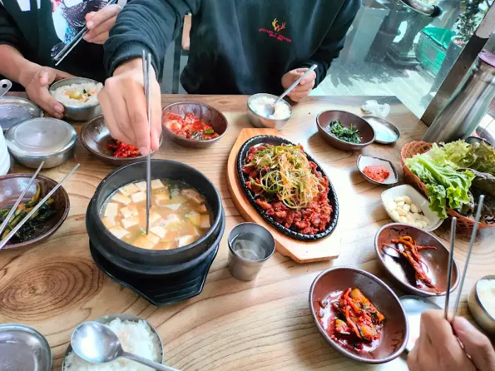 테이블에 차려진 다양한 반찬과 찌개