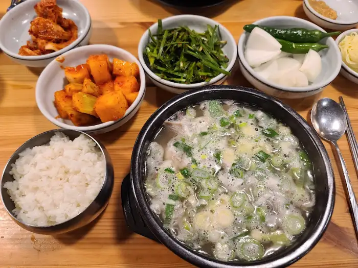 한상 가득 차려진 밥상과 숭늉