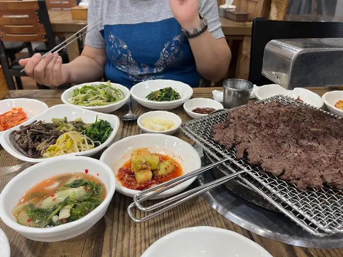 다양한 반찬과 함께 즐기는 식사