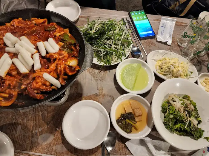 푸짐하게 차려진 식탁과 다양한 반찬들