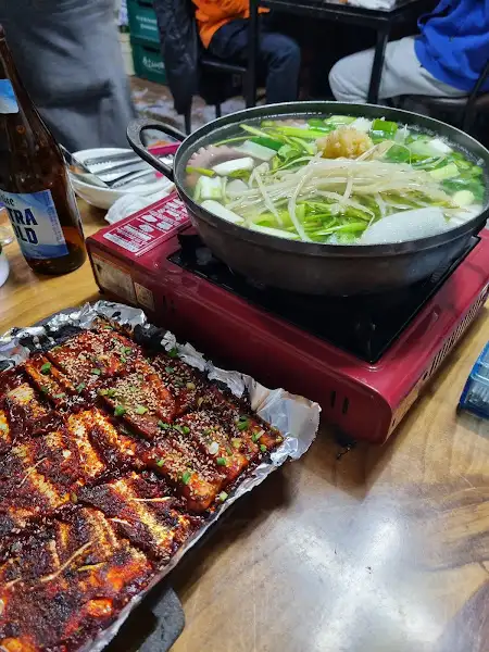 끓고 있는 찌개와 구워진 고기 요리