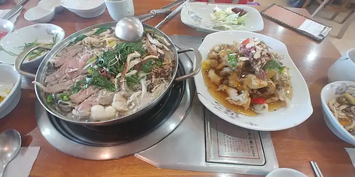 푸짐하게 차려진 메인 요리