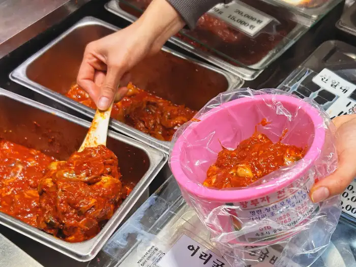 황부자젓갈 매장에서 젓갈을 시식하고 담는 모습