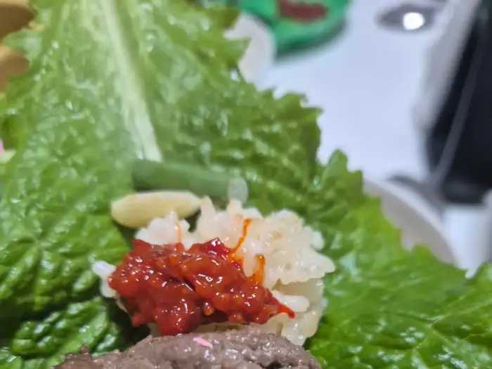 쌈 채소에 밥과 젓갈을 올려놓은 모습