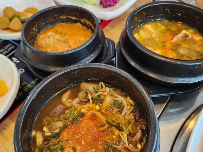 얼큰한 국물 요리들이 담긴 뚝배기
