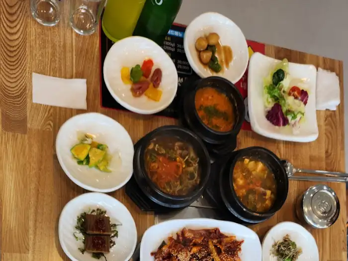테이블 가득 채워진 다양한 음식들