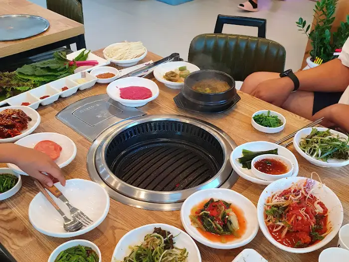 넓은 테이블에 둘러앉아 식사하는 모습