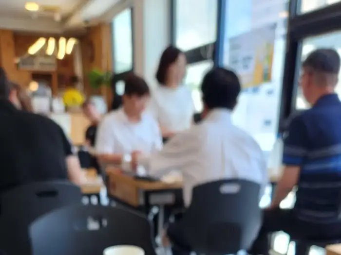 점심 식사 중인 손님들의 모습