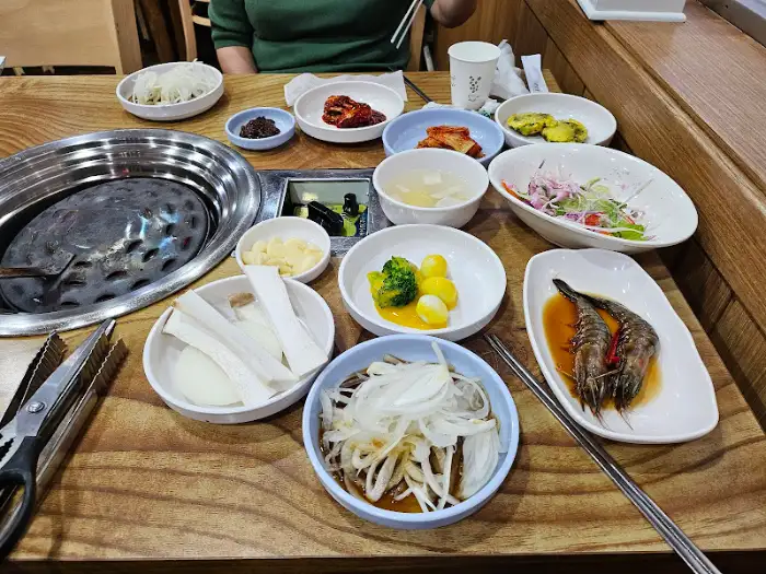 다양한 밑반찬과 함께 차려진 식탁