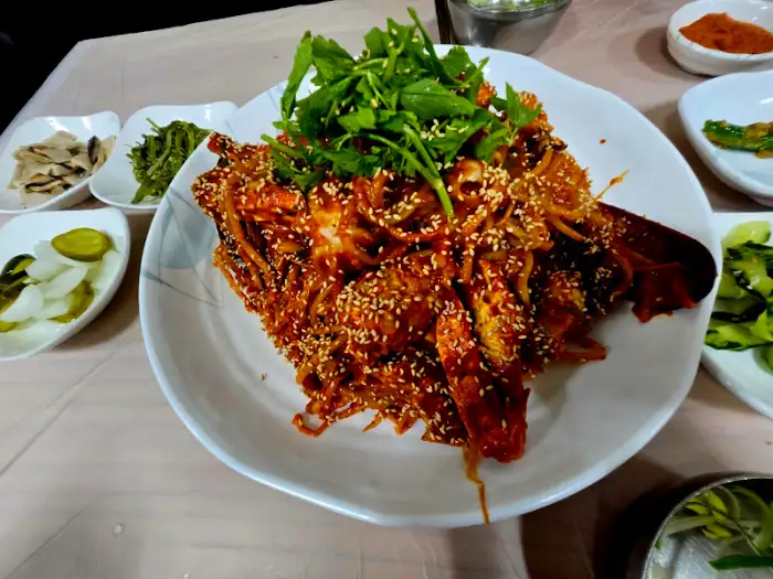 매콤한 양념의 국수 요리